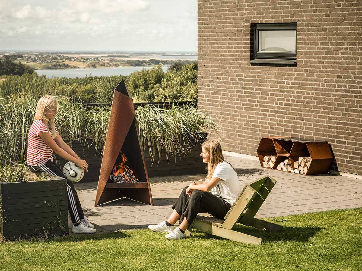 HETA Tipi mit Feuer auf einer grünen Terrasse mit Blick in die Natur