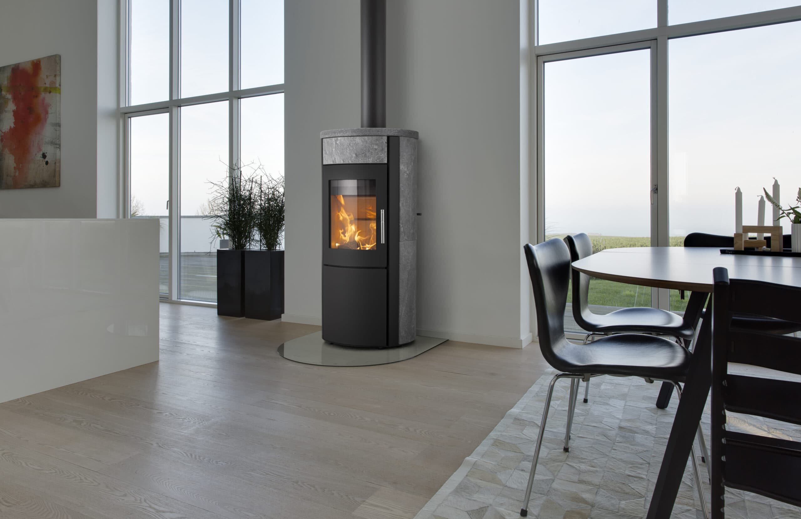 HETA-Kaminofen mit Speckstein in einem Wohnzimmer